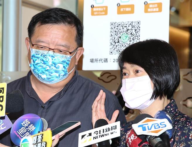 梁志民（左）王月笑说李国修、顾宝明被称之为「嗝屁导演」。（陈俊吉摄）