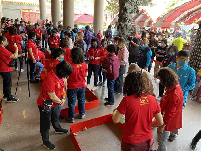 潭水亭今年并首度举办点亮药师佛灯及举行点灯掷筊竞赛，吸引近千信眾参与。（民眾提供）