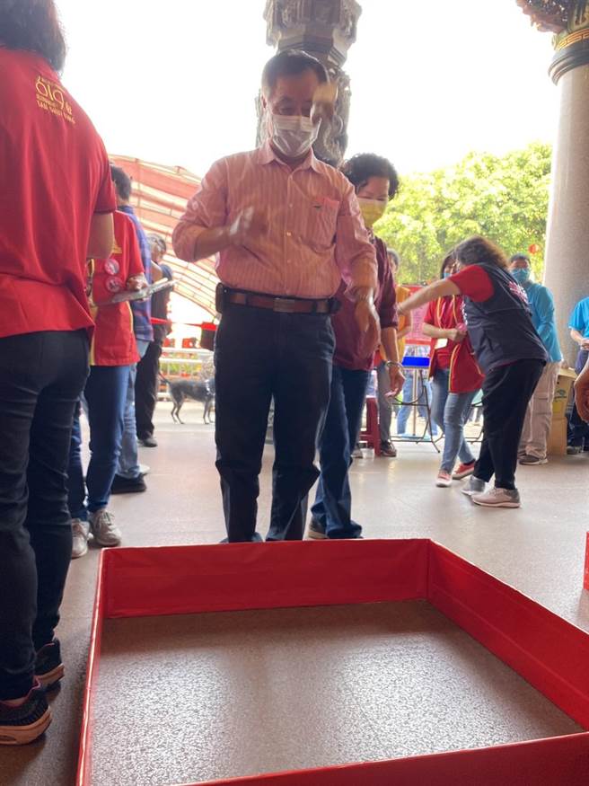 潭水亭今年并首度举办点亮药师佛灯及举行点灯掷筊竞赛，吸引近千信眾参与。（民眾提供）