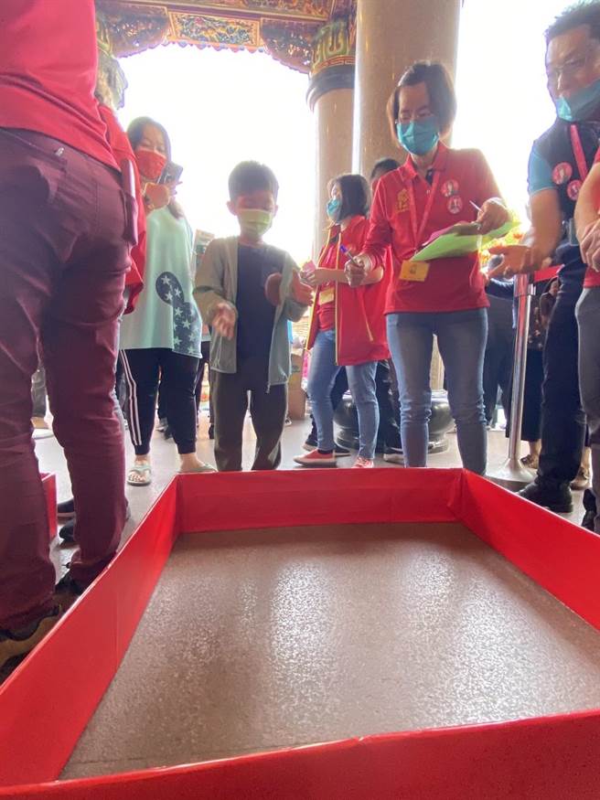 潭水亭今年并首度举办点亮药师佛灯及举行点灯掷筊竞赛，吸引近千信眾参与。（民眾提供）