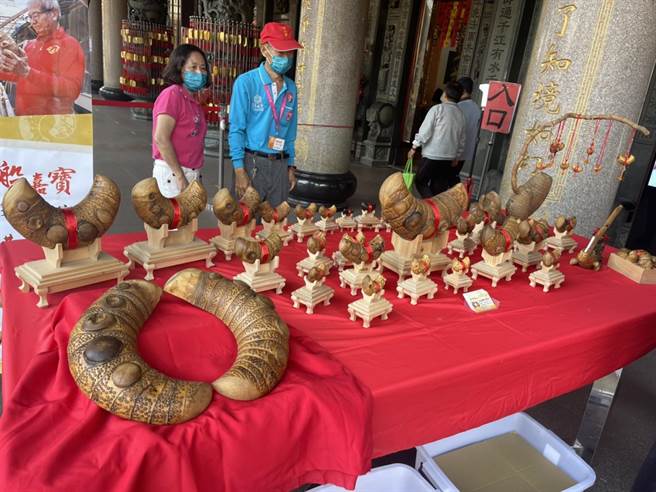 潭水亭现场还邀请制作竹头筊的国宝级大师黄奕薰，于现场展出并讲解。（民眾提供）