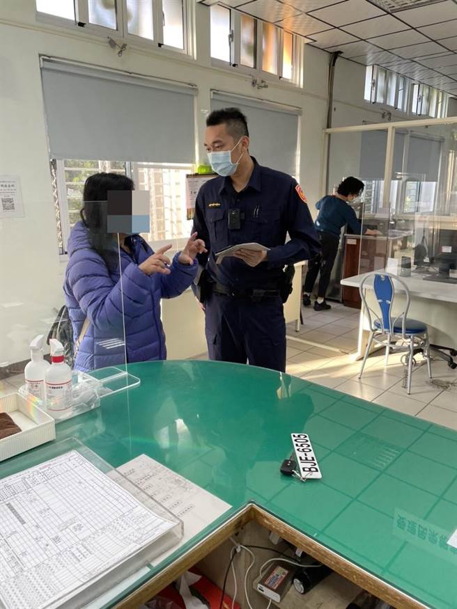 高雄市1名锺姓女子日前在网站购物后，接到自称卖家的来电，要求解除分期付款，所幸锺女及时至派出所询问员警，警方成功劝阻。（翻摄照片／石秀华高雄传真）