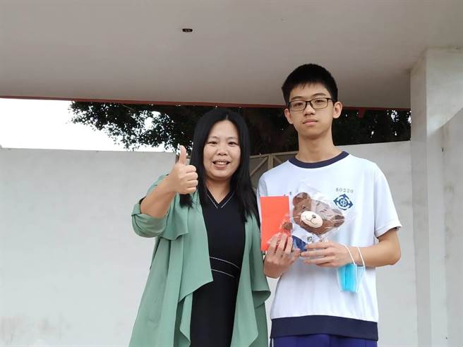 苗栗公馆国中学生李育诚，参加全国学生音乐比赛荣获唢吶独奏国中A组全国第一名，校长方丽萍颁赠红包和校方吉祥物，盼鼓励李育诚持续挑战自我。（公馆国中提供／李京升苗栗传真）