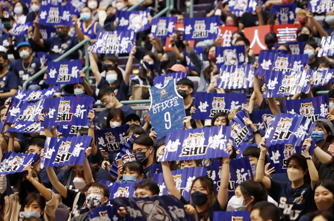 世新大学加油团。（陈怡诚摄）