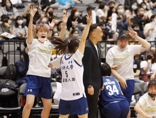 世新大学板凳席为场上球员表现喝采。（陈怡诚摄）