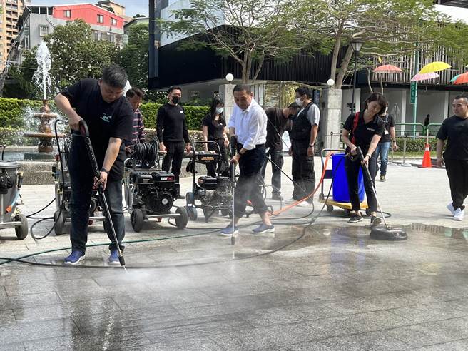 新北市长侯友宜参与公益洗地板活动，卷起衣袖裤管，亲自动手清洗地板。（王扬杰摄）