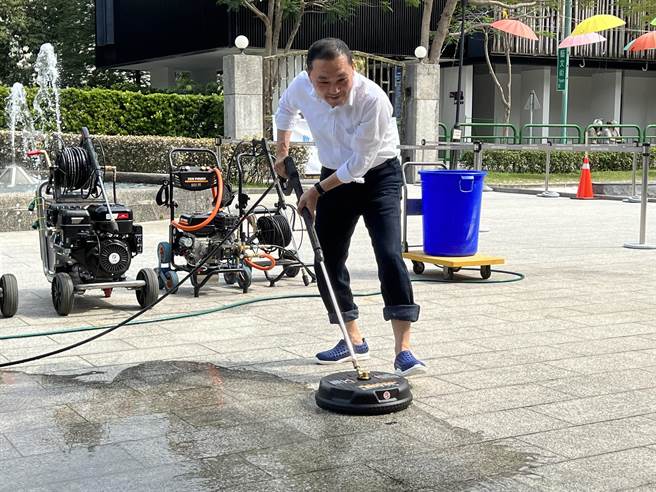 新北市长侯友宜参与公益洗地板活动，卷起衣袖裤管，亲自动手清洗地板。（王扬杰摄）