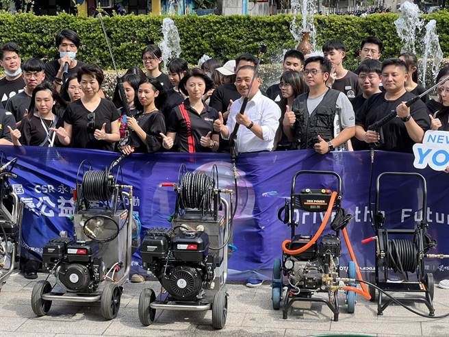 新北市长侯友宜到板桥435艺文特区参与公益洗地板活动。（王扬杰摄）