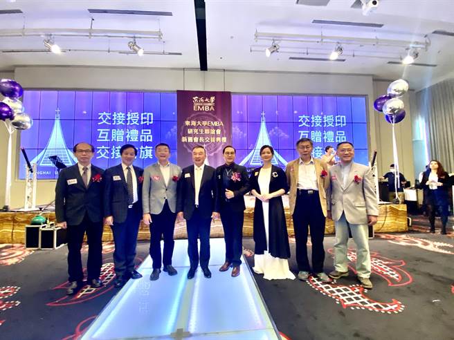 东海大学EMBA研联会第22届会长林正雄交棒给23届会长林天财。（卢金足摄）