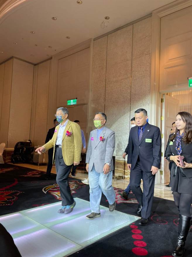 东海EMBA校友菁英齐聚，台北市长柯文哲、台北市副市长蔡炳坤等人出席见证会长交接。（东海大学EMBA研联会提供／卢金足台中传真）