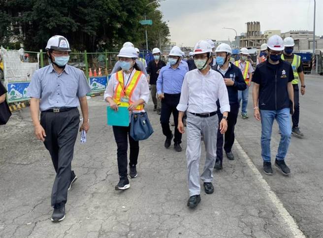 高雄市副市长林钦荣（前右）20日到前镇区视察前镇渔港建设专案计画施工进度。（高雄市海洋局提供／林瑞益高雄传真）