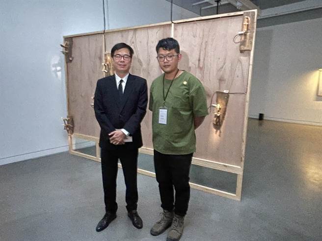 国内相当具代表性的当代艺术大奖《2022高雄奖》于20日在高雄市立美术馆举办颁奖典礼，高雄市长陈其迈也特地前往颁奖。（洪浩轩摄）