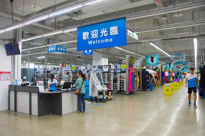 有民眾抱怨到迪卡侬消费发现该门市不收现金，差点买不了登山鞋，好奇无现金交易的原因。（资料照／林宏聪摄）