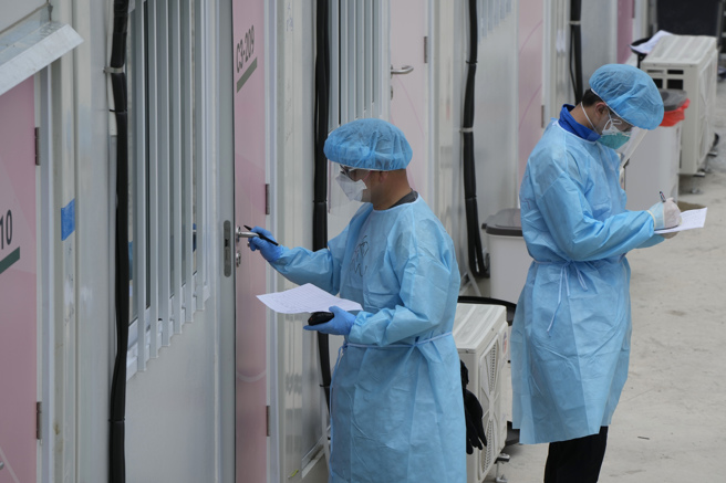 港府向大陆请求支援，破天荒引入大量医护与防疫事务人员，但由于中港两地法制丶医疗体系和文化不同，引伸出一系列法律权责争议，甚至演变成中港民间的政治衝突。（图／美联社）