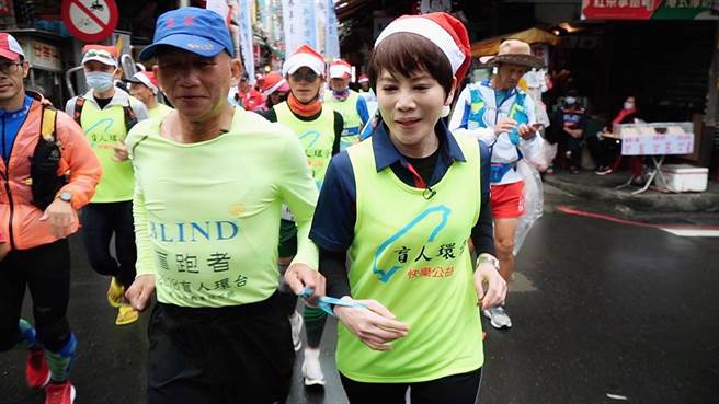 主播陈雅琳（右）首度担任视障陪跑员。（华视提供）