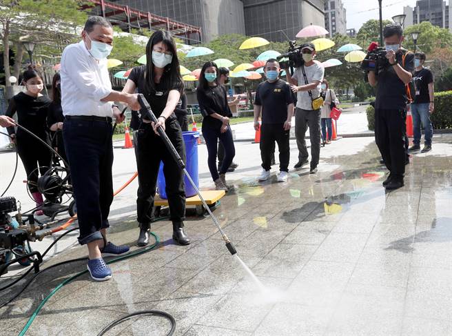 新北市长侯友宜（左）出席在板桥435艺文特区举行的公益洗地板活动，携手NGO青年一同清洗广场的地板，盼藉由亲自参与，翻转更生受保护人及青少年等弱势。（郑任南摄）