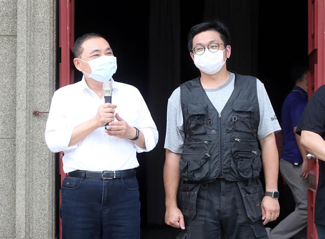 新北市长侯友宜（左）出席在板桥435艺文特区举行的公益洗地板活动，携手「做工的人」作者林立青（右）致词，特别提到看到华灯初上影集很有感，想起以前工作的场域。（郑任南摄）