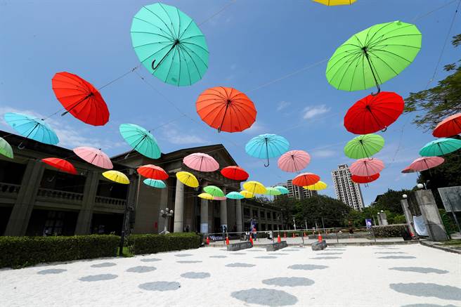 板桥435艺文特区举行公益洗地板活动，特区入口处挂上数十只彩虹伞来迎接活动的展开。（郑任南摄）