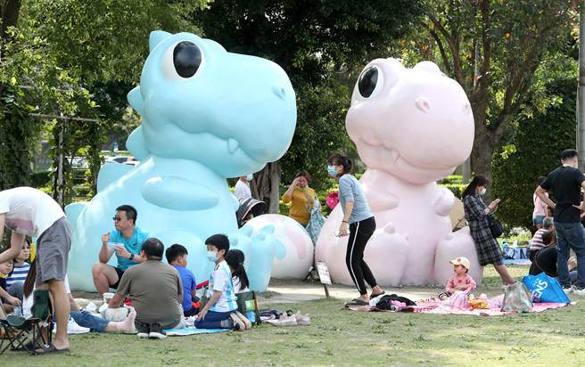 板桥435艺文特区举行公益洗地板活动，特区原为国军退除役官兵辅导委员会主计人员训练中心，101年园区自板桥区公所移由新北市政府文化局管理，重新整修为艺文特区开放民眾参观，园区内有广大的草地与造型特殊的恐龙供民眾休憩与玩耍。（郑任南摄）