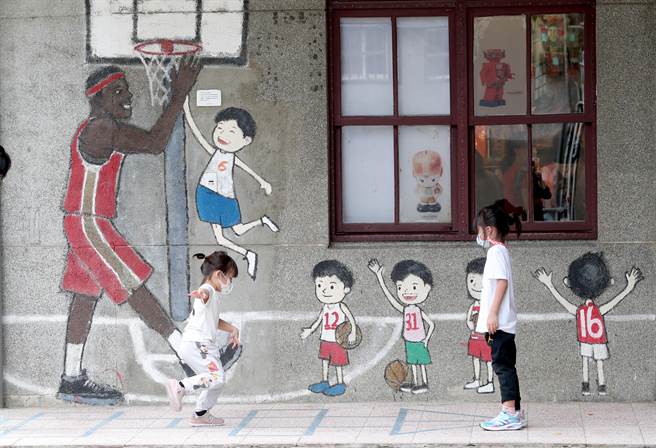 板桥435艺文特区举行公益洗地板活动，特区原为国军退除役官兵辅导委员会主计人员训练中心，101年园区自板桥区公所移由新北市政府文化局管理，重新整修为艺文特区开放民眾参观，园区内在老旧的建物外有艺术家的彩绘，吸引民眾前往游玩打卡。（郑任南摄）