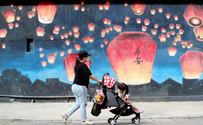 板桥435艺文特区举行公益洗地板活动，特区原为国军退除役官兵辅导委员会主计人员训练中心，101年园区自板桥区公所移由新北市政府文化局管理，重新整修为艺文特区开放民眾参观，园区内在老旧的建物外有艺术家的彩绘，吸引民眾前往游玩打卡。（郑任南摄）