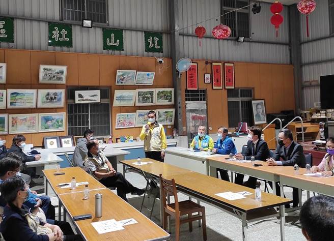 關西鎮北山里居民發現飲用水竟變乳白色，發現是山區源頭遭倒廢土，於是成立自救會，盼找回乾淨水源。（劉德樑提供／邱立雅竹縣傳真）