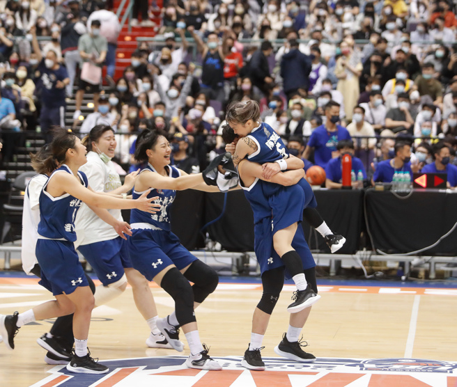 世新大学59比58险胜台湾师大，完成UBA公开女一级3连霸，比赛结束时球员开心相拥庆祝。（陈怡诚摄）