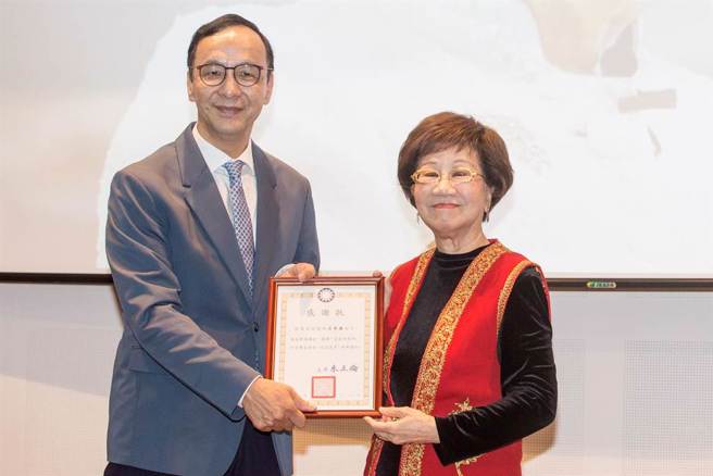 国民党主席朱立伦（左）20日邀请前副总统吕秀莲出席「当我年轻时」演讲活动，两人难得同框。（邓博仁摄）