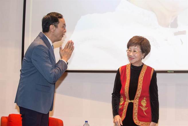 國民黨主席朱立倫（左）20日邀請前副總統呂秀蓮出席「當我年輕時」演講活動，兩人難得同框。（鄧博仁攝）