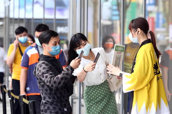 星期假日許多民眾把握好天氣出外走走，隨著本土疫情低檔穩定，中央流行疫情指揮中心研擬「口罩鬆綁」，已要求各部會4月1日前提出相關措施。（鄧博仁攝）
