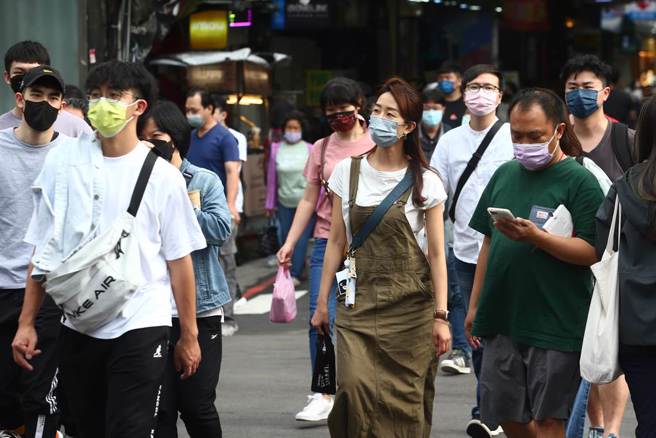 星期假日許多民眾把握好天氣出外走走，隨著本土疫情低檔穩定，中央流行疫情指揮中心研擬「口罩鬆綁」，已要求各部會4月1日前提出相關措施。（鄧博仁攝）