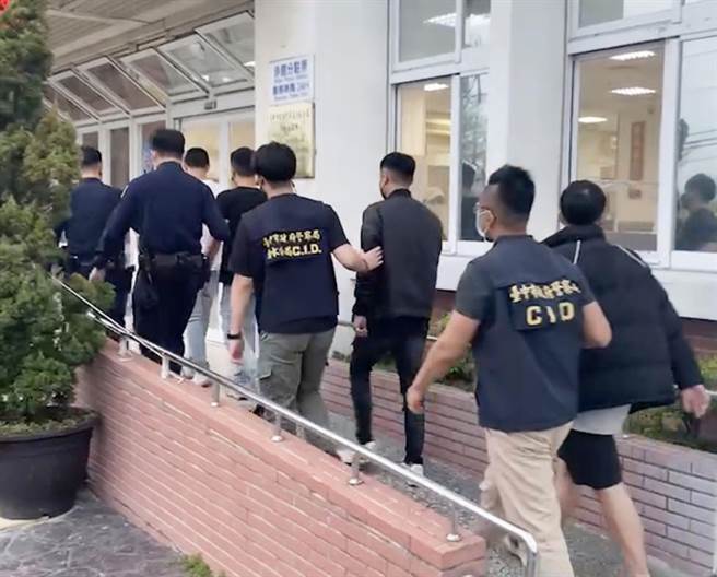 清水分局成立专案小组，3小时内将6人带回侦办。（民眾提供）