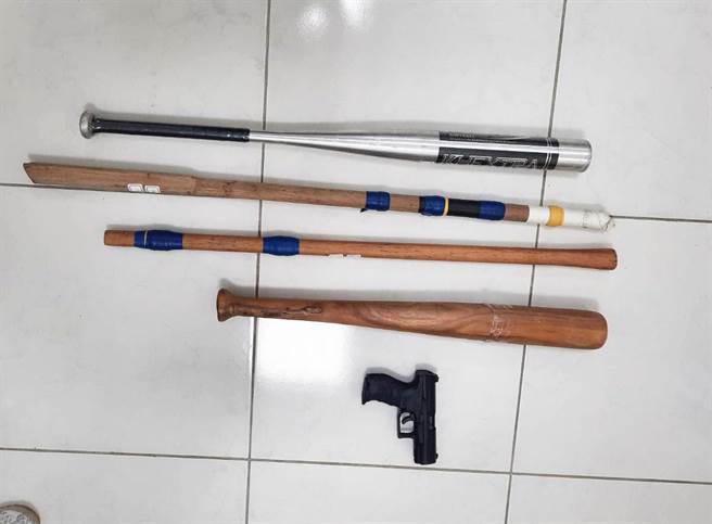 警方查扣一行人涉案的铝棒4支、瓦斯空气枪等证物。（民眾提供）
