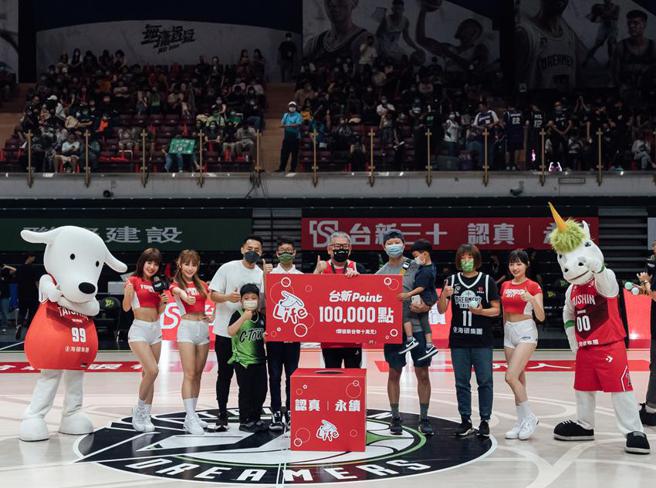 （台新夢想家台新三十主題周熱鬧活動，圖中為台新銀行總經理暨福爾摩沙台新夢想家榮譽領隊尚瑞強。圖／業者提供）