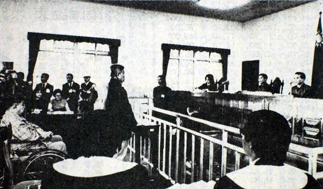 警备总部军事法庭公开审理余登发、余瑞言父子涉嫌叛乱案。（姚琢奇摄）