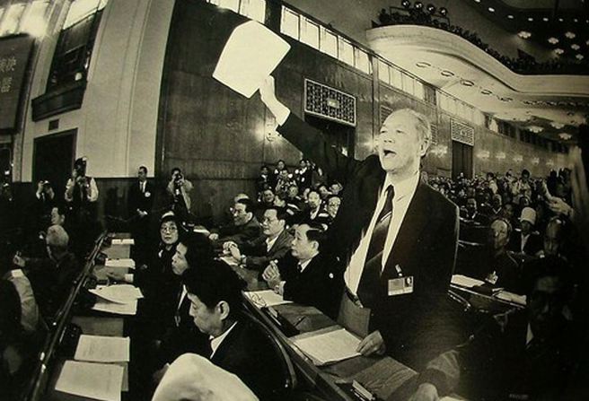 1992年4月3日，第七届全国人民代表大会第五次会议对关于兴建长江三峡工程的决议进行表决，台湾代表黄顺兴起立表示反对并退出会场。（摘自新浪网）