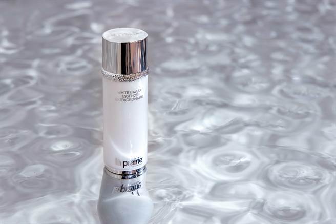 La Prairie萊珀妮鑽白魚子時空聚光精露，展現光之科學的全新維度 「水」感波光。（La Prairie提供）