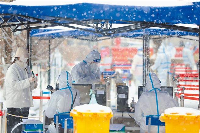 吉林市新型冠状病毒肺炎疫情防控工作领导小组办公室今（20日）发布紧急通告，宣布自21日0时至25日0时，实施全域静态管理，封控区人员禁止出户。（路透）