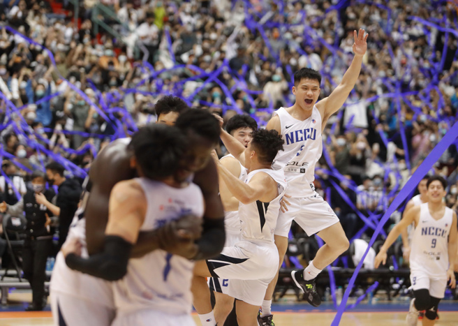 110學年UBA男子甲組總冠軍站20日登場，政大以74比65擊敗世新奪冠，終場 政大球員衝入場中慶祝二連霸。(陳怡誠攝)