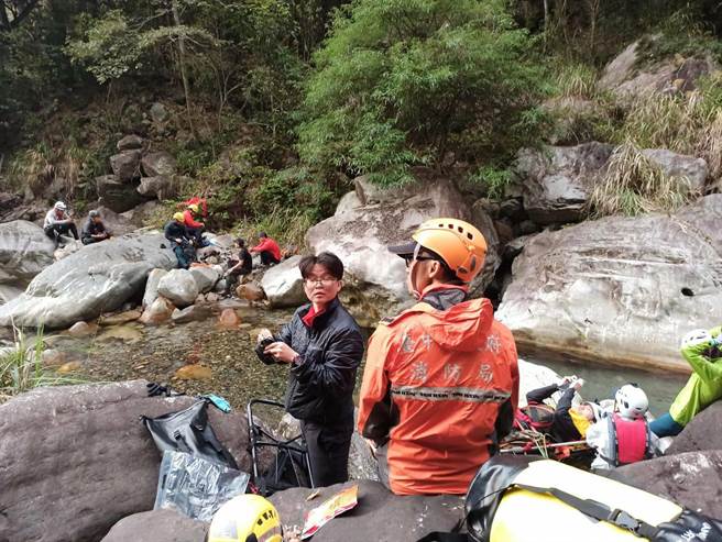 溯溪团今天到台中和平区八仙山的十文溪溯溪，其中1名男队员在瀑布攀爬时滑落摔伤，卡在峭壁受困。（民眾提供）