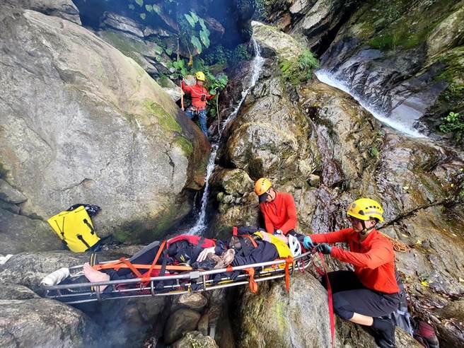 台中市消防局强调，该局队员等明天早上再度申请直升机吊挂救援。（民眾提供）