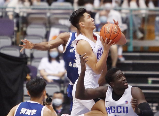 政大王凱裕切入禁區人群當中準備上籃。（陳怡誠攝）