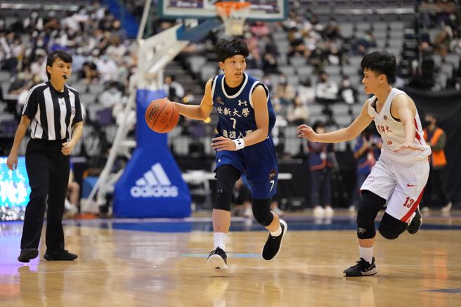 世新大學蘇嘉嫻（中）榮膺110學年UBA公開女一級冠軍賽MVP。（大專體總提供）