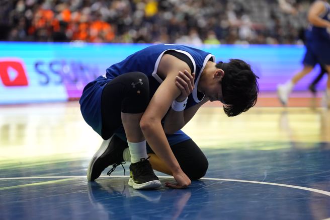 蘇嘉嫻比賽中一度右肩撞到錯位，讓她疼痛難耐，但還是努力在場上做出貢獻。（大專體總提供）