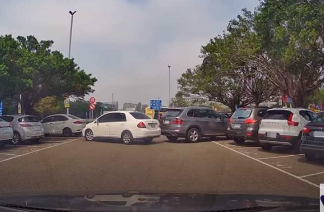 国一湖口休息站停车场事故，两辆车同时倒退屁股「玩亲亲」。（截自WoWtchout - 地图型行车影像分享平台影像》