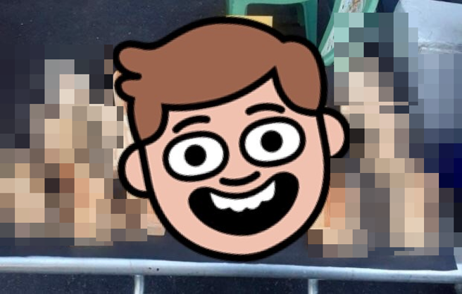 他看见路上有人卖「实木手机架200元」，便上网方想，岂料，网友狂歪楼表示「用一辈子好伙伴」。（翻摄自脸书爆料公社）