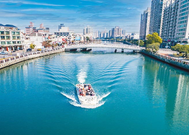 台南大员皇冠假日酒店携手立驿国际，共同推出「快乐出航 水上游府城」住房专案，搭乘平底船悠閒享受美好时光。图／台南大员皇冠假日酒店提供
