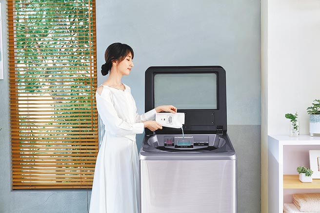 Panasonic直立式洗衣機，不只洗淨衣物，還能讓衣物形成保護膜擁有抗菌力。圖／業者提供