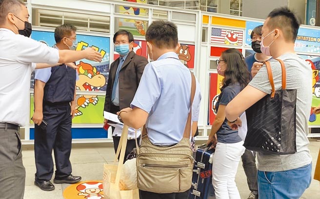 针对台义争女案，宪法法庭裁定暂停执行交付，引发基层法官炸锅，忧宪法法庭成为「第四审」。图为日前双方律师到学校协调。（本报资料照片）