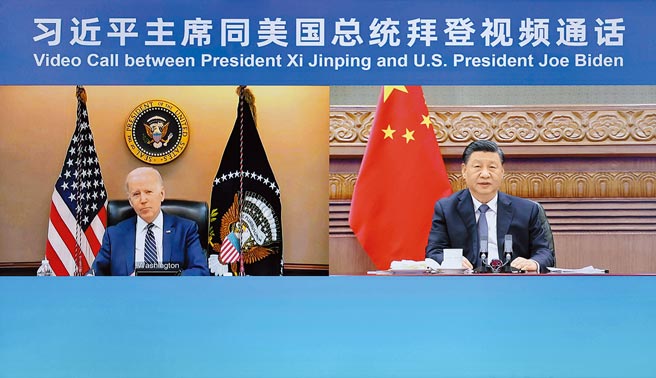 中国国家主席习近平（右）于3月18日在北京通过视频通话与美国总统拜登会面。拜登表示如果中国为俄罗斯提供军事或经济援助，中国将面临来自美国的严重后果。（美联社）